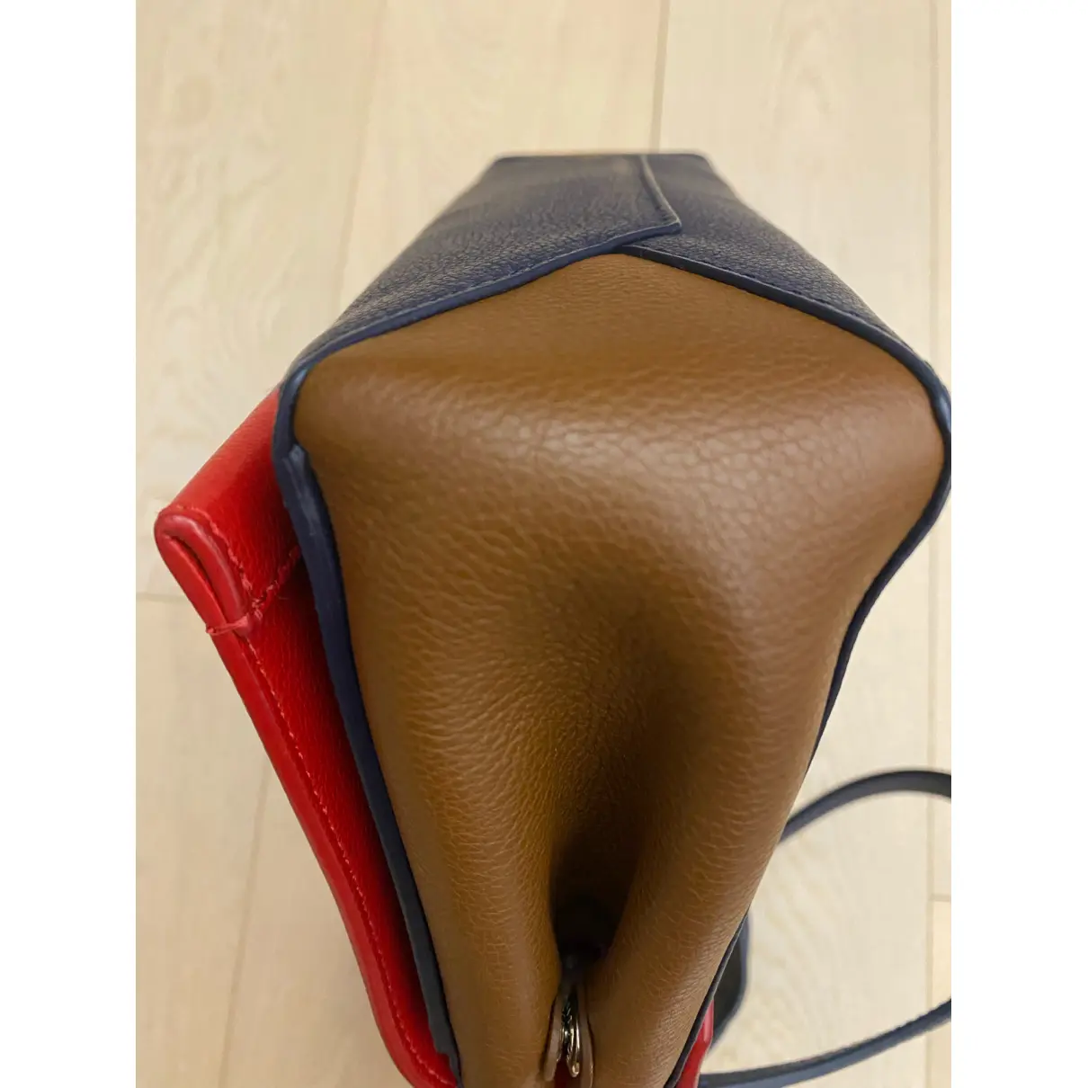 Buy Louis Vuitton Lockme leather handbag online