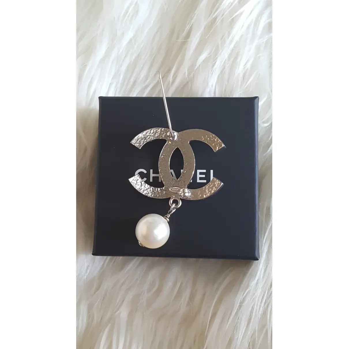 CC pearl pin & brooche Chanel