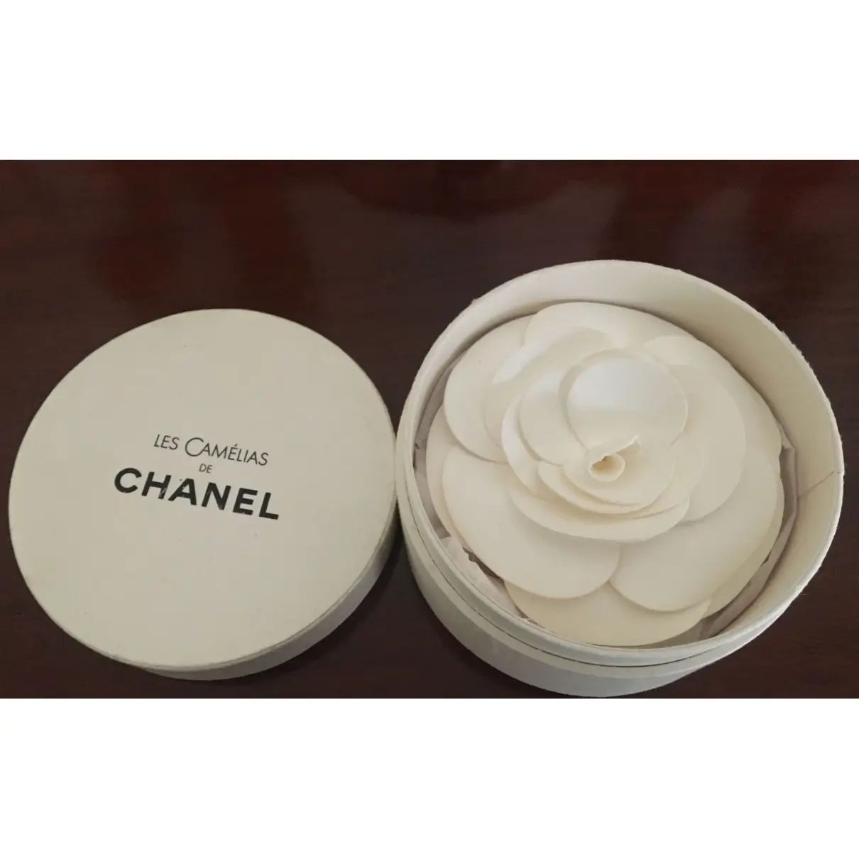 Camélia hair accessory Chanel