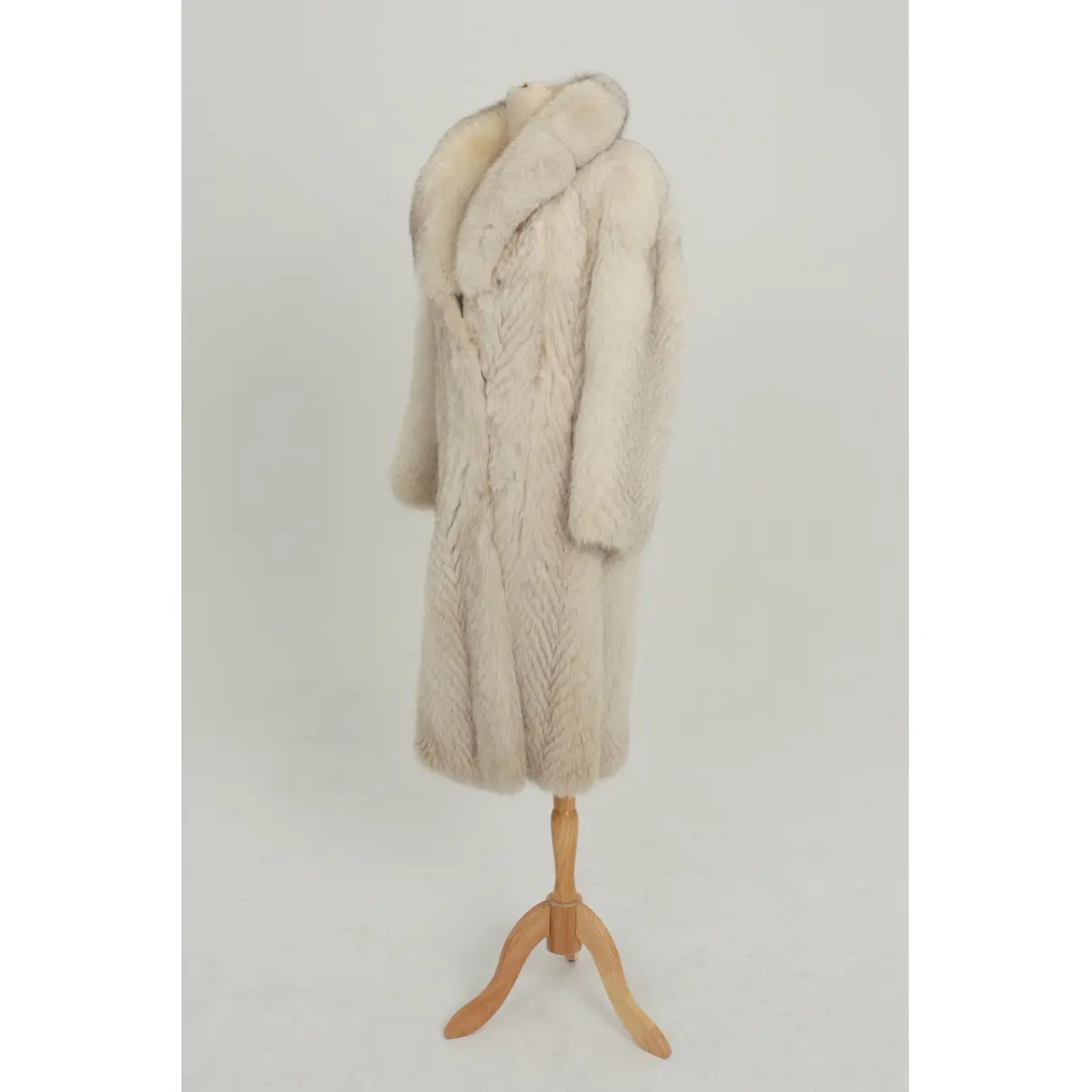 Luxury Saga Furs Coats Women - Vintage