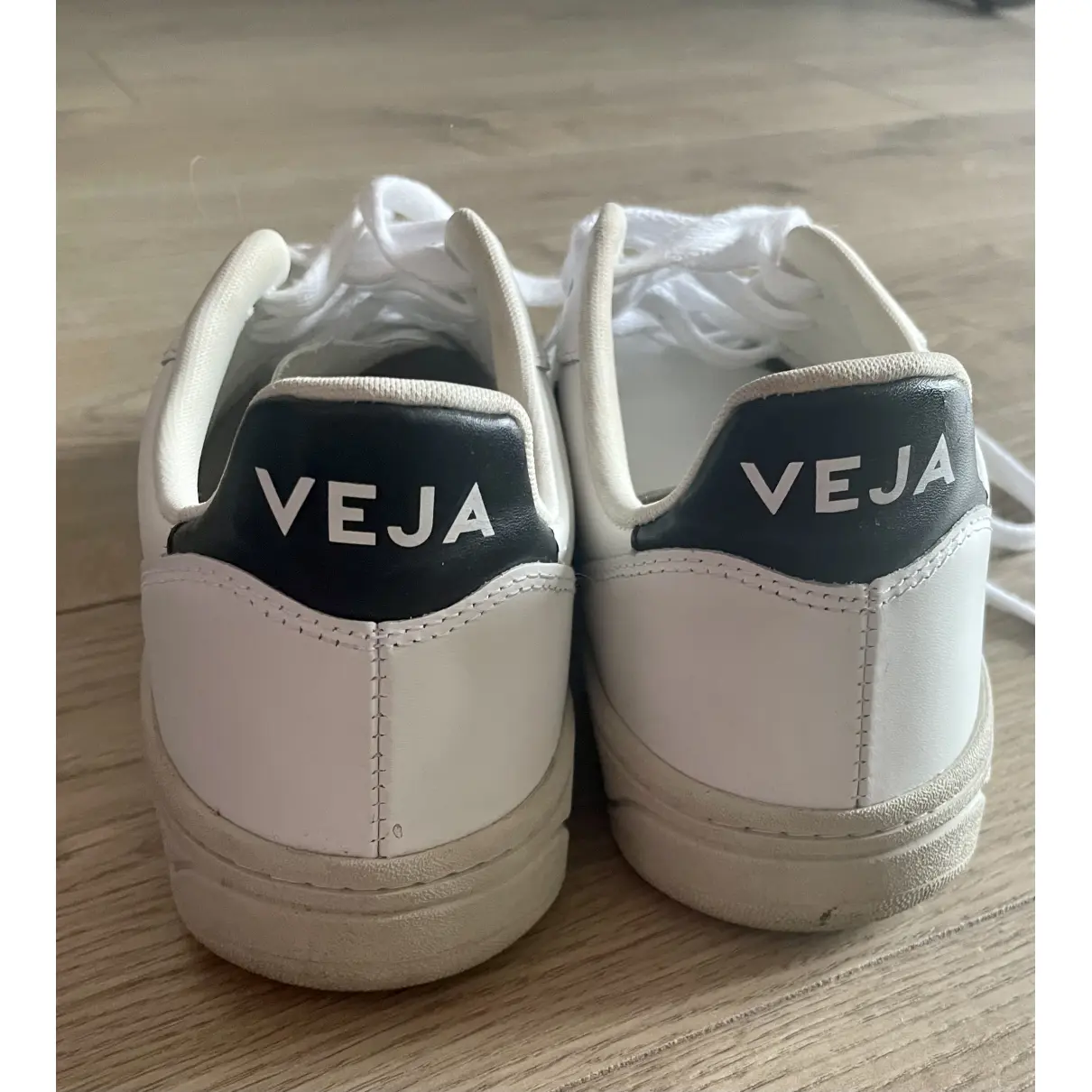 V-10 leather trainers Veja