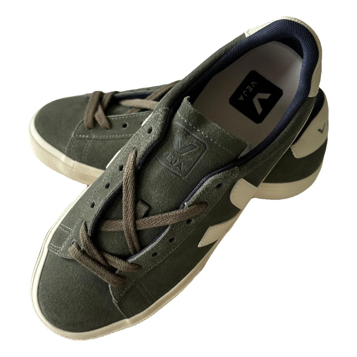 Pre-owned Veja Leather Trainers In Green