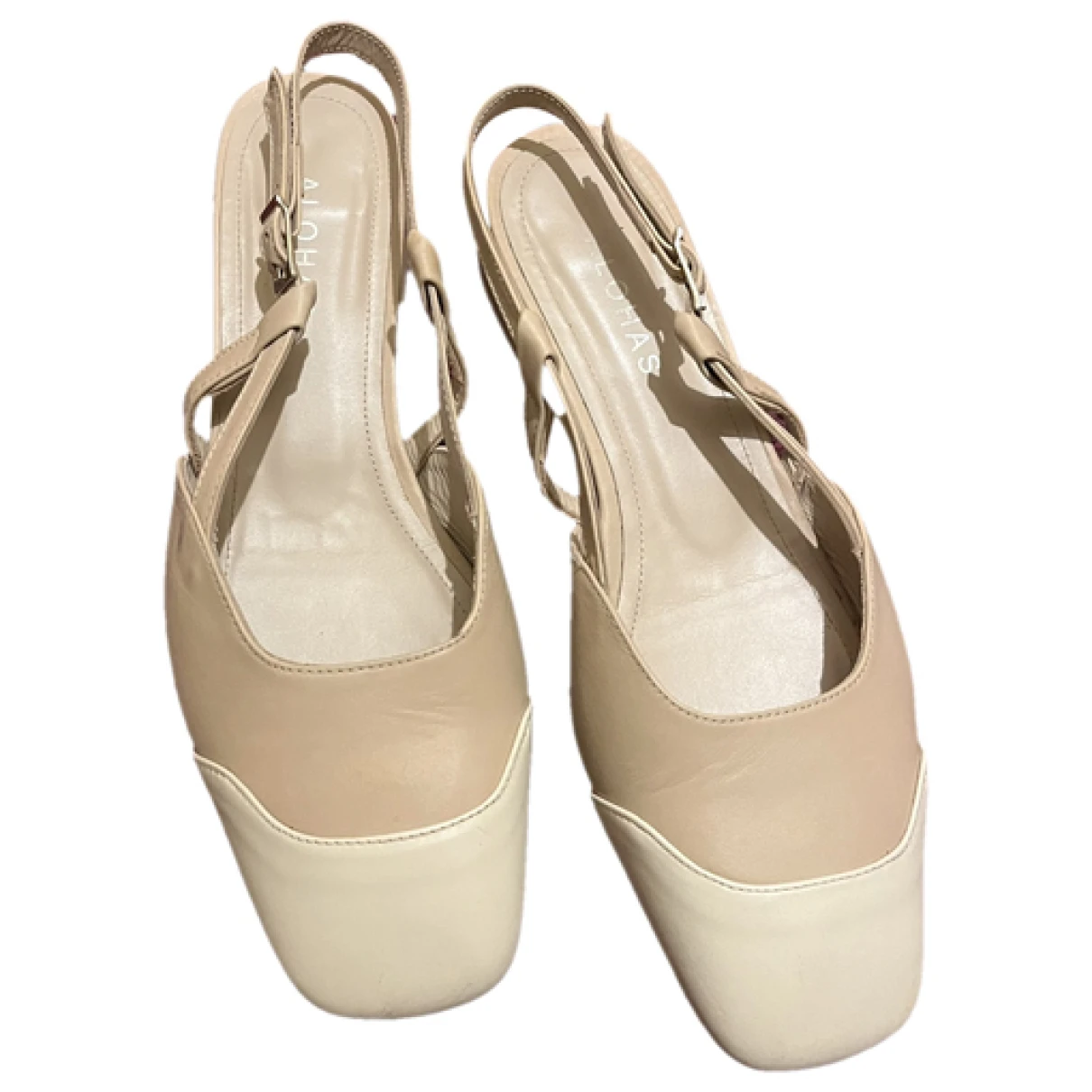 Pre-owned Alohas Leather Flats In Beige