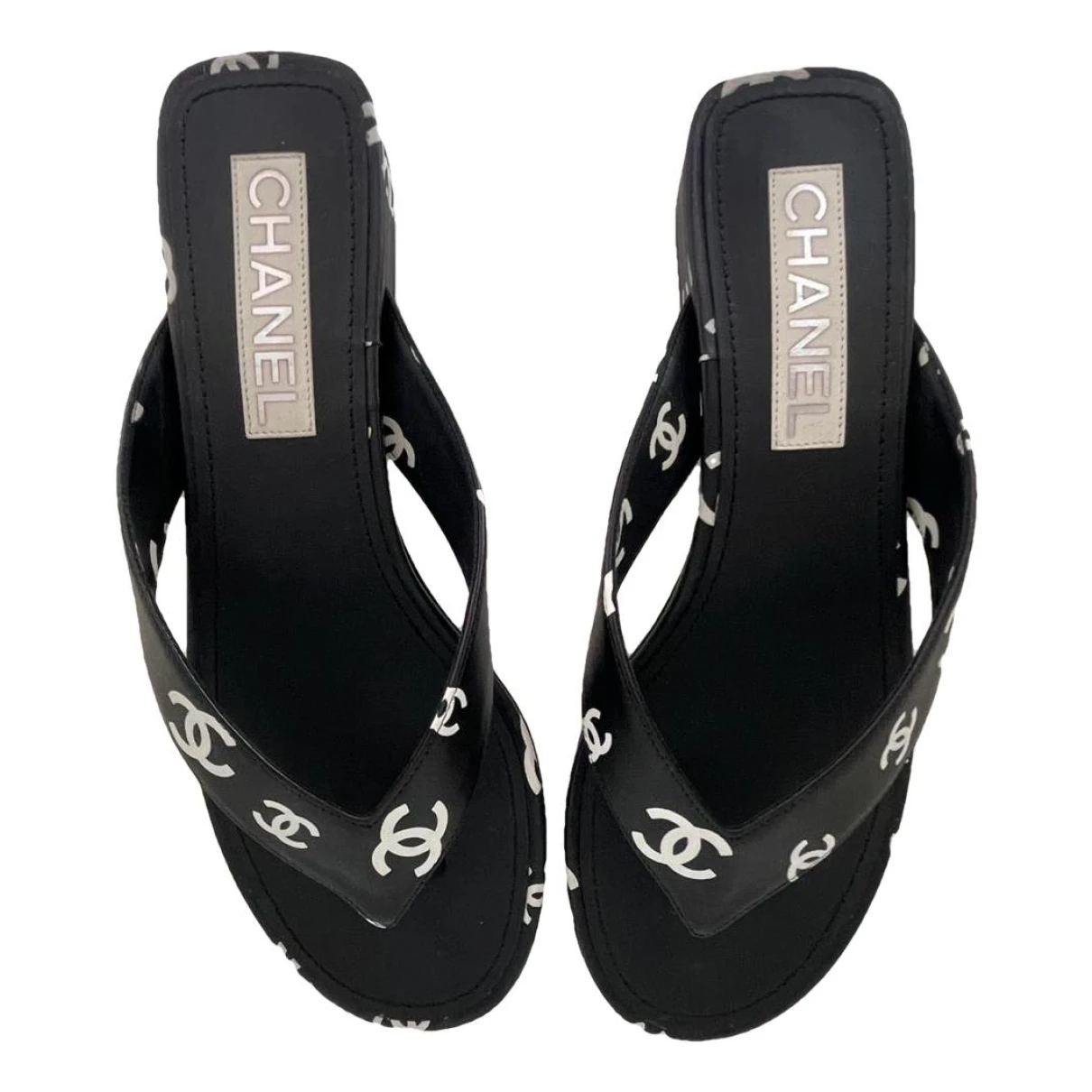 Pre-owned Chanel Leather Flip Flops In Black