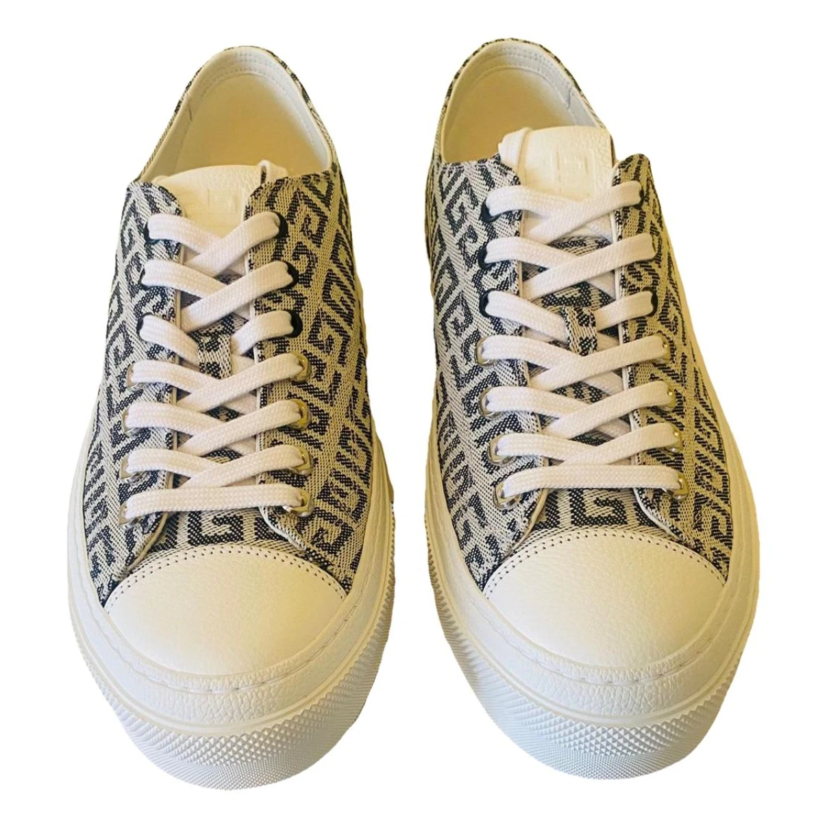 Pre-owned Givenchy Low Trainers In White