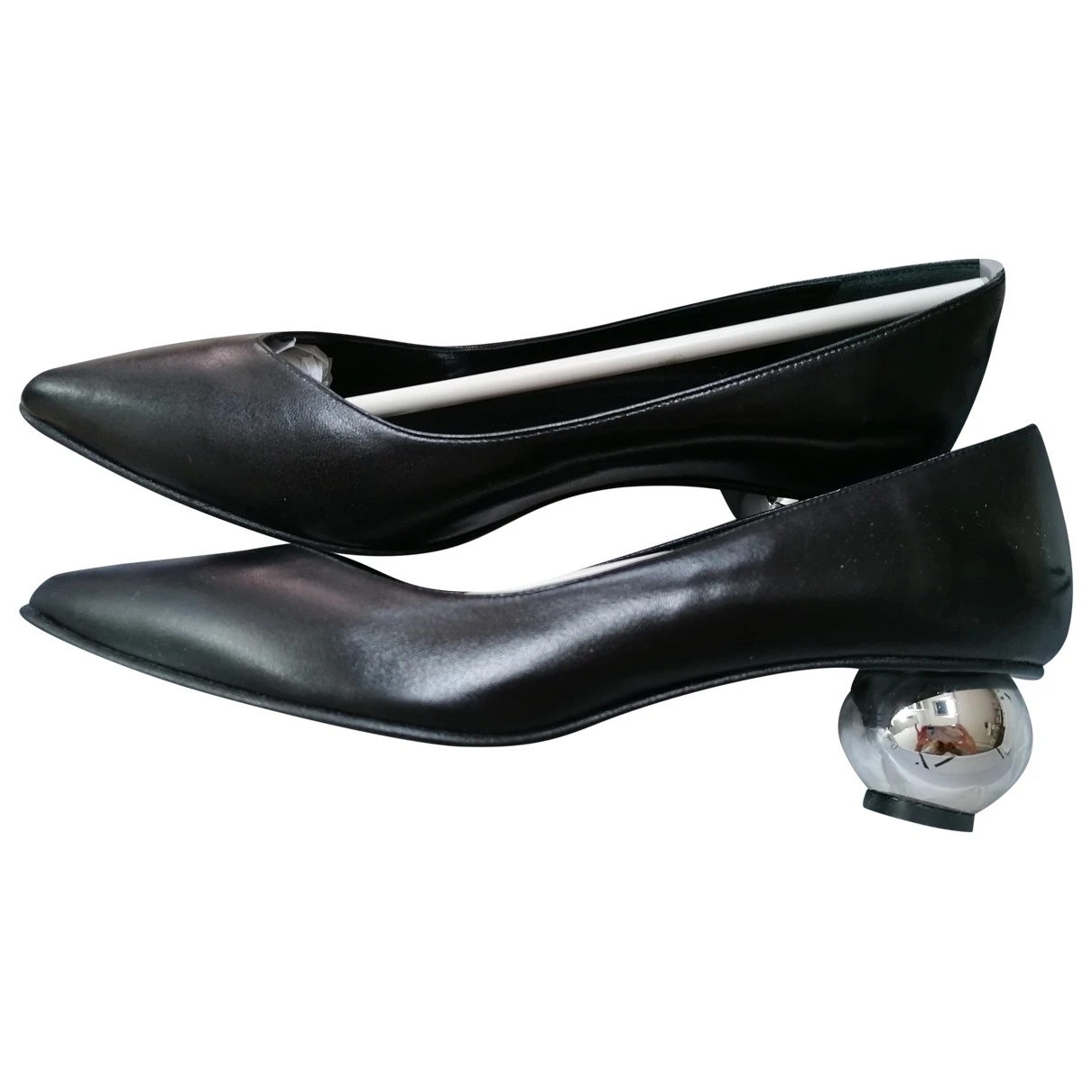 Pre-owned Carel Leather Ballet Flats In Black