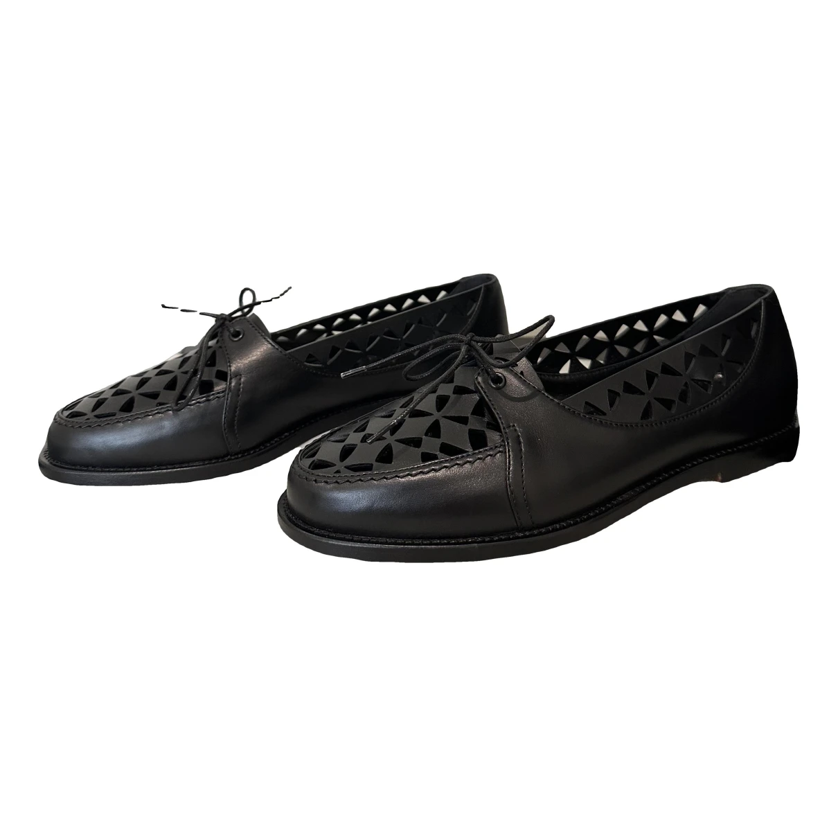 Pre-owned Manolo Blahnik Leather Flats In Black