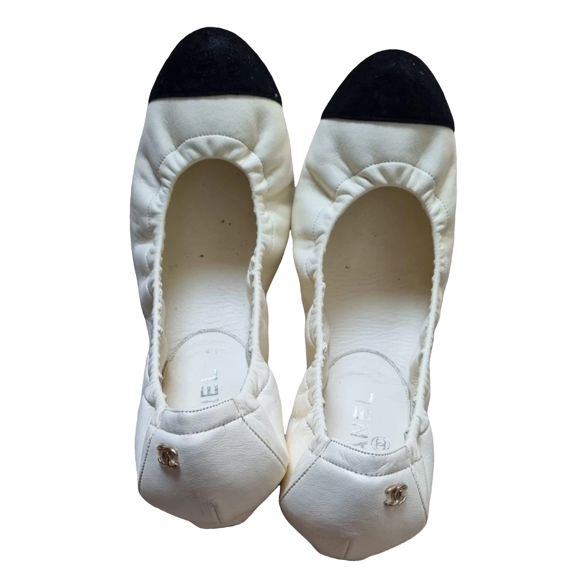 Pre-owned Chanel Leather Ballet Flats In White