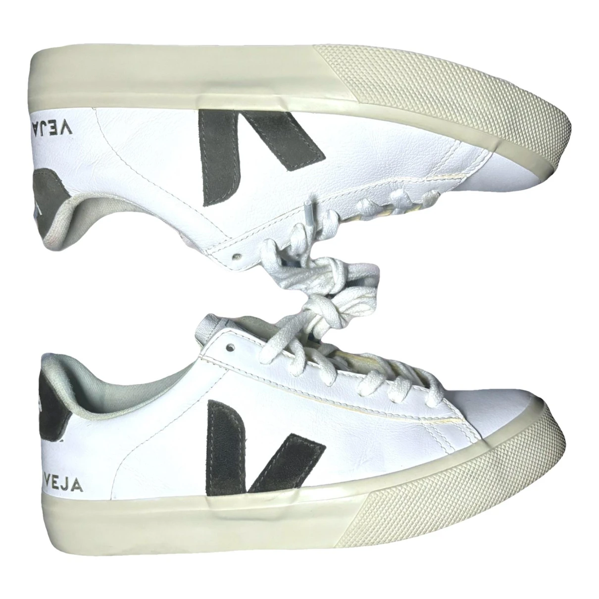 Pre-owned Veja Leather Trainers In Multicolour