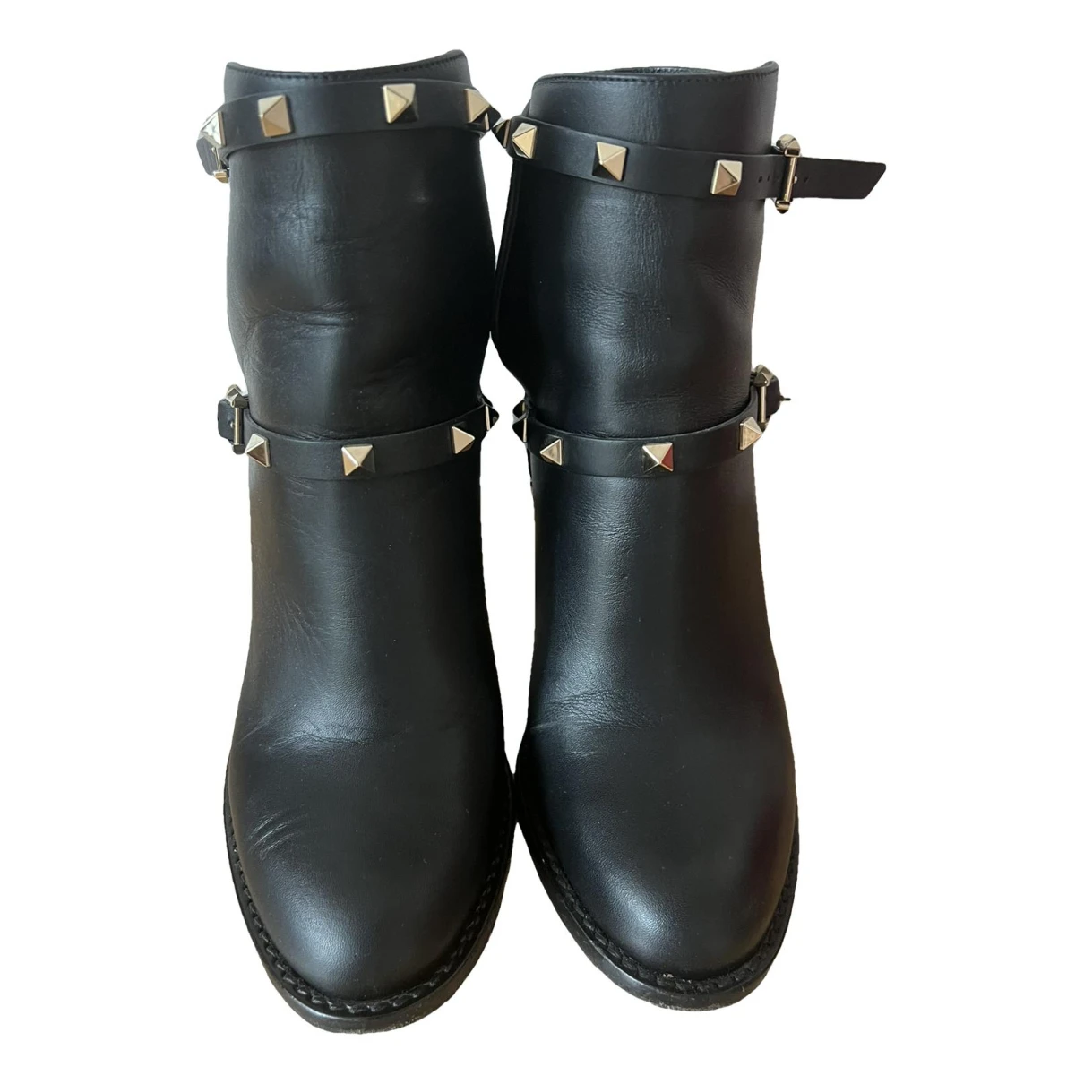 Pre-owned Valentino Garavani Rockstud Leather Buckled Boots In Black