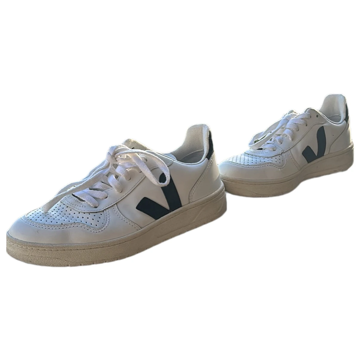 Pre-owned Veja V-10 Leather Trainers In Black