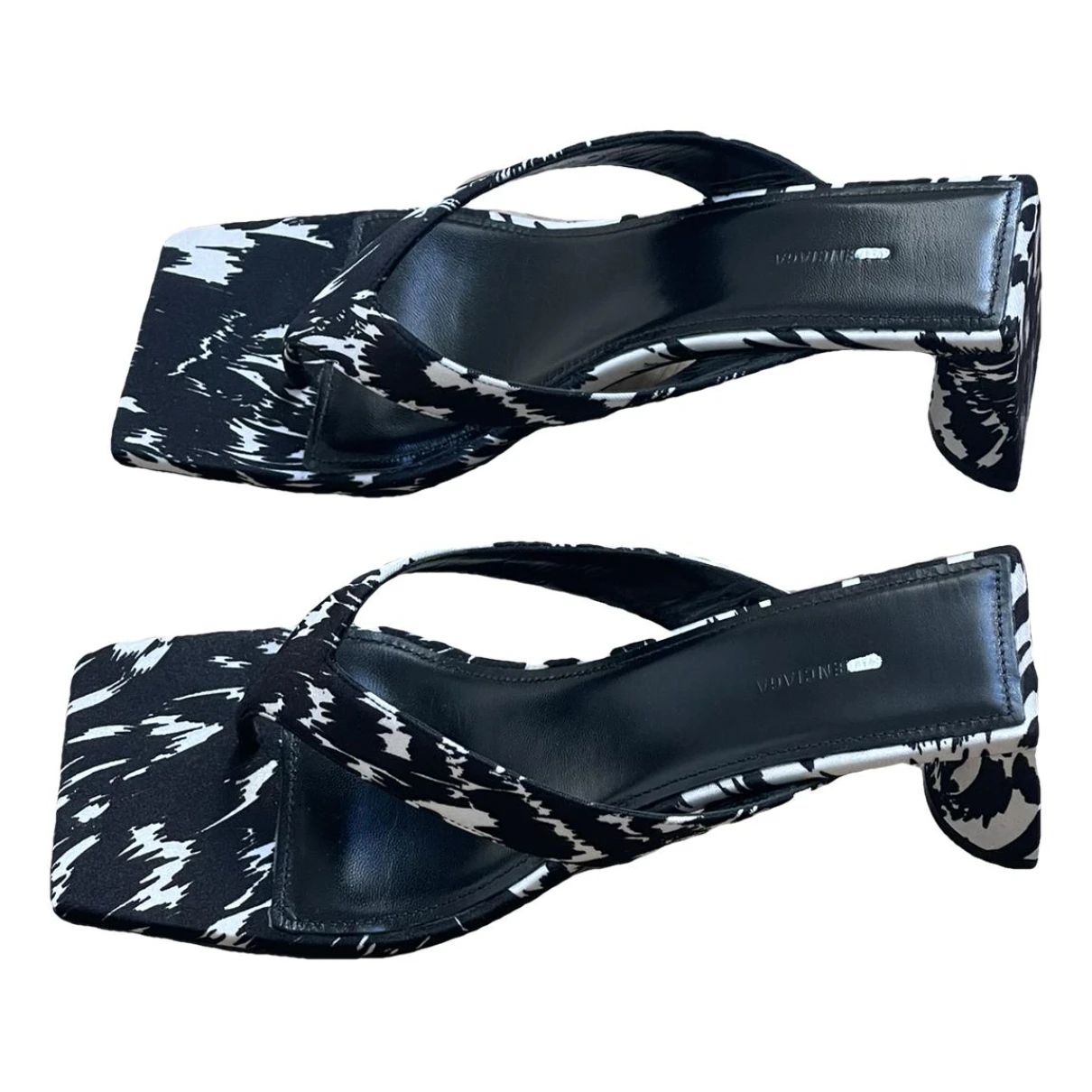 Pre-owned Balenciaga Leather Flip Flops In Black