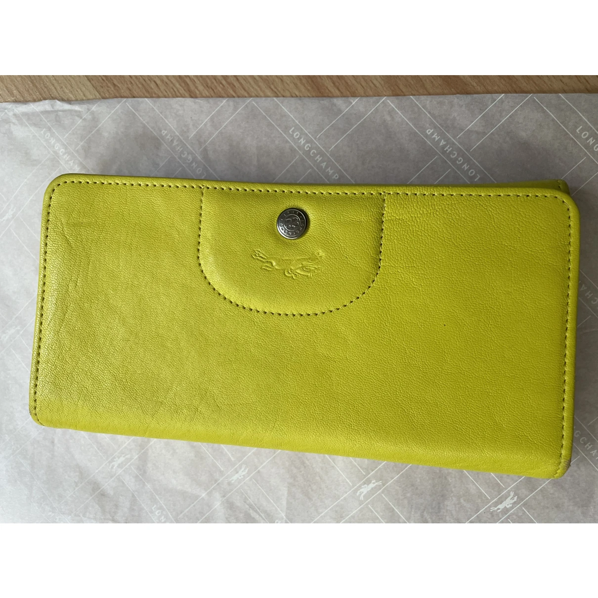 accessories Longchamp wallets for Female Leather. Used condition