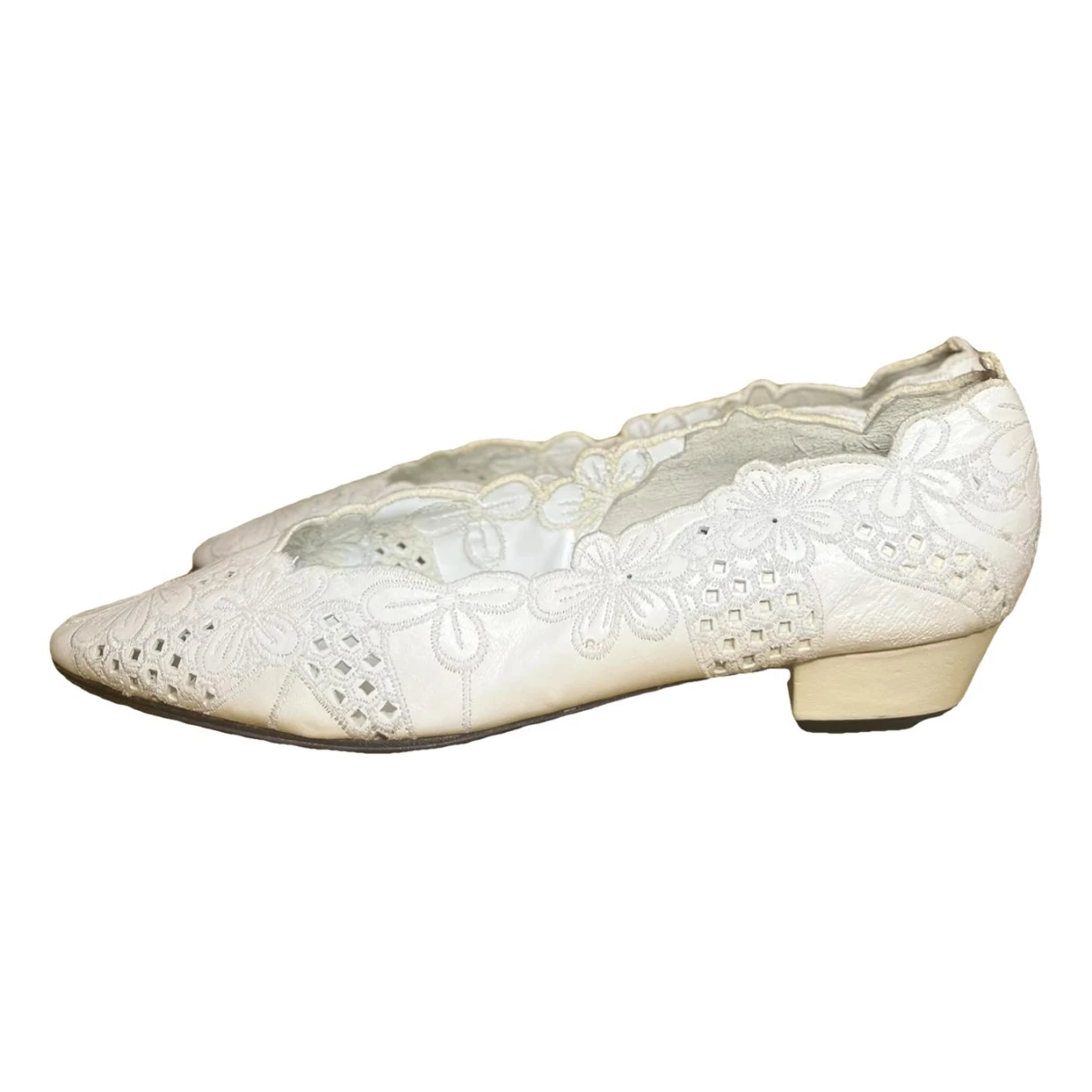 Pre-owned Valentino Garavani Leather Ballet Flats In White