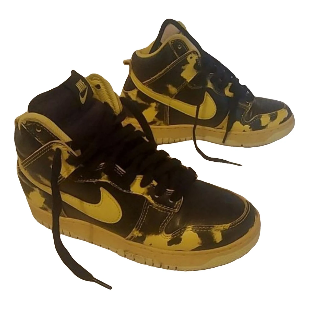 Pre-owned Nike Sb Dunk Trainers In Yellow