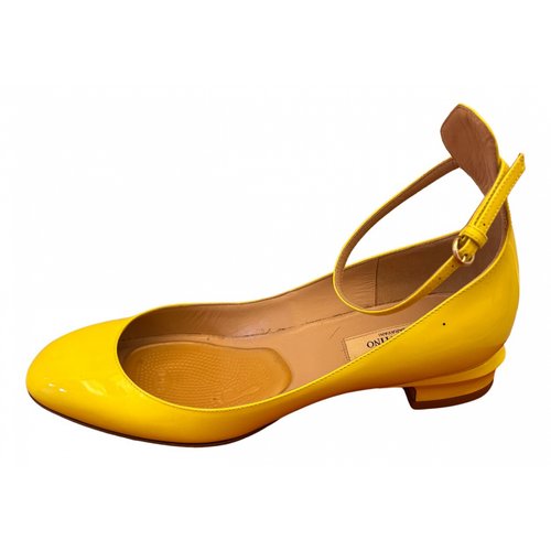 Pre-owned Valentino Garavani Leather Ballet Flats In Yellow