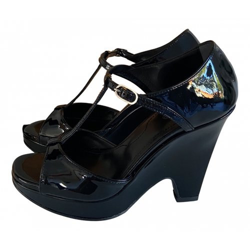 Pre-owned Tod's Patent Leather Sandal In Black