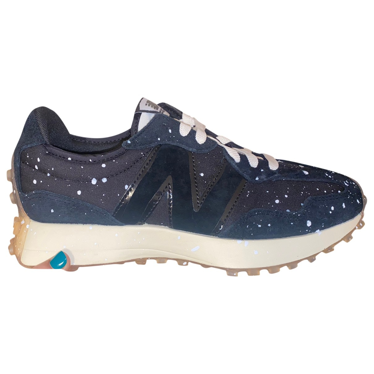 Balance 327 Cloth Low Trainers In Black 