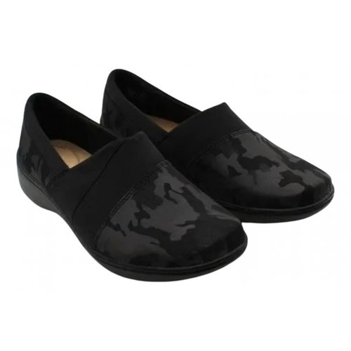 Pre-owned Clarks Leather Flats In Black
