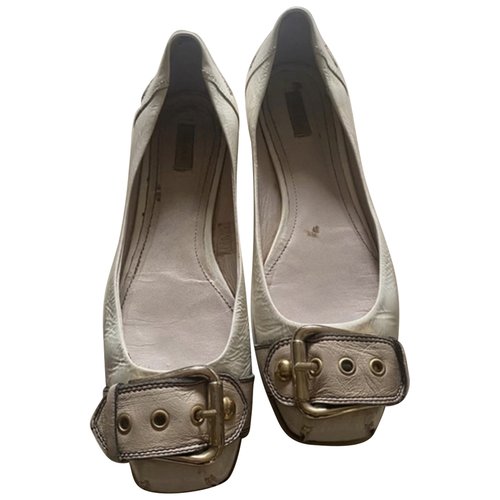 Pre-owned Lola Cruz Patent Leather Ballet Flats In White