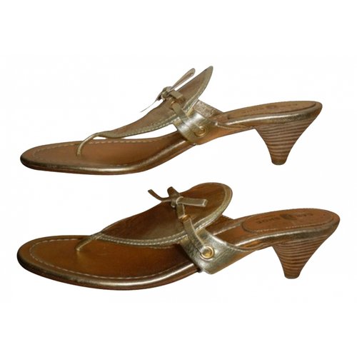 Pre-owned Carshoe Leather Flip Flops In Gold