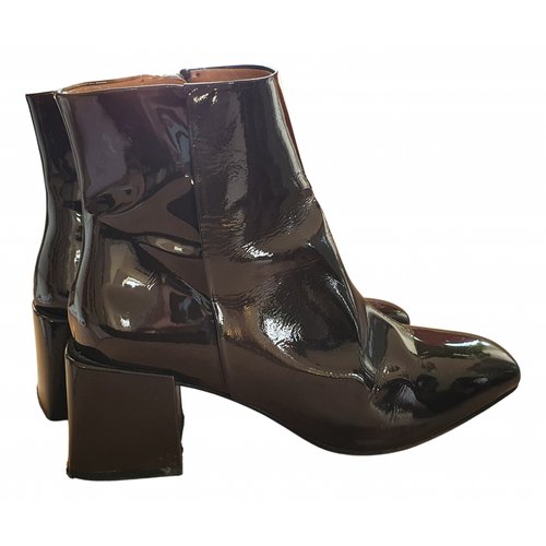 Pre-owned Loq Patent Leather Ankle Boots In Burgundy