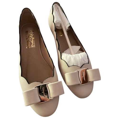 Pre-owned Ferragamo Vara Leather Ballet Flats In White