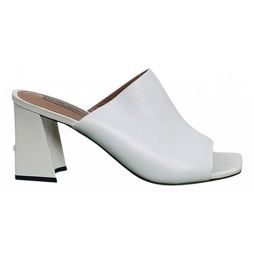 Pre-owned Ganor Dominic Leather Sandals In White