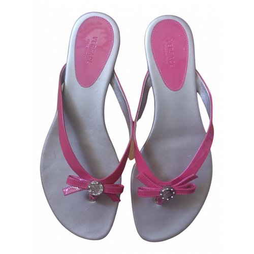 Pre-owned Versace Patent Leather Flip Flops In Pink